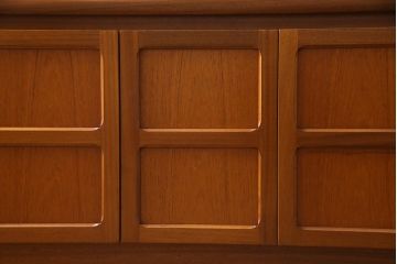 ヴィンテージ家具　北欧ビンテージ　スクエアのデザインが目を引くサイドボード(収納棚、戸棚)(R-037916)