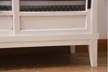 アンティーク家具　昭和初期　脚付きリメイク　ダイヤガラス・当店オリジナルガラス　シャビーな雰囲気のペイントがお洒落なキャビネット(収納棚、戸棚、リビングボード)(R-037917)