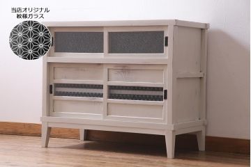 アンティーク家具　昭和初期　脚付きリメイク　ダイヤガラス・当店オリジナルガラス　シャビーな雰囲気のペイントがお洒落なキャビネット(収納棚、戸棚、リビングボード)(R-037917)