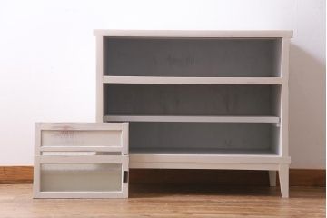 アンティーク家具　昭和初期　脚付きリメイク　ダイヤガラス・当店オリジナルガラス　シャビーな雰囲気のペイントがお洒落なキャビネット(収納棚、戸棚、リビングボード)(R-037917)