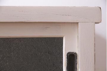 アンティーク家具　昭和初期　脚付きリメイク　ダイヤガラス・当店オリジナルガラス　シャビーな雰囲気のペイントがお洒落なキャビネット(収納棚、戸棚、リビングボード)(R-037917)