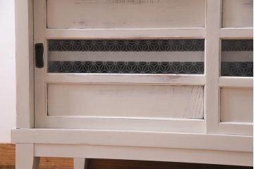 アンティーク家具　昭和初期　脚付きリメイク　ダイヤガラス・当店オリジナルガラス　シャビーな雰囲気のペイントがお洒落なキャビネット(収納棚、戸棚、リビングボード)(R-037917)