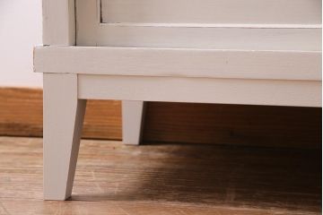 アンティーク家具　昭和初期　脚付きリメイク　ダイヤガラス・当店オリジナルガラス　シャビーな雰囲気のペイントがお洒落なキャビネット(収納棚、戸棚、リビングボード)(R-037917)