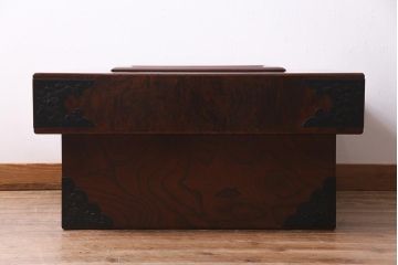 中古　駿河民芸　民芸家具　美しい杢目と金具が目を引く角火鉢(木製火鉢、長火鉢、囲炉裏)(R-037918)