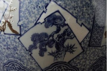 アンティーク雑貨　鶴・松・梅　吉祥文　縁起の良い図柄の窓絵瀬戸火鉢(R-037924)