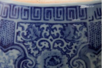 アンティーク雑貨　鶴・松・梅　吉祥文　縁起の良い図柄の窓絵瀬戸火鉢(R-037924)