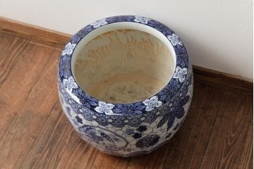 アンティーク雑貨　毬と細かな図柄がおしゃれな瀬戸火鉢(R-037925)