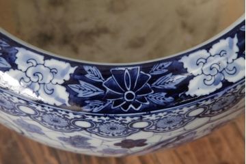 アンティーク雑貨　毬と細かな図柄がおしゃれな瀬戸火鉢(R-037925)