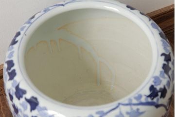 アンティーク雑貨　蔦・山水図　個性を感じさせる和モダンな瀬戸火鉢(R-037926)