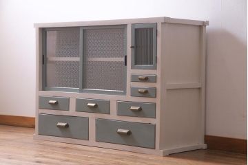 アンティーク家具　モールガラス・当店オリジナルガラス入り　淡い色がおしゃれなペイントキャビネット(収納棚、戸棚)(R-037930)