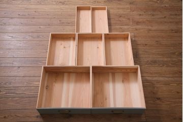 アンティーク家具　モールガラス・当店オリジナルガラス入り　淡い色がおしゃれなペイントキャビネット(収納棚、戸棚)(R-037930)