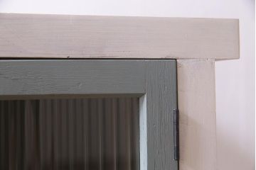 アンティーク家具　モールガラス・当店オリジナルガラス入り　淡い色がおしゃれなペイントキャビネット(収納棚、戸棚)(R-037930)