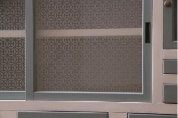 アンティーク家具　モールガラス・当店オリジナルガラス入り　淡い色がおしゃれなペイントキャビネット(収納棚、戸棚)(R-037930)