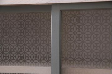 アンティーク家具　モールガラス・当店オリジナルガラス入り　淡い色がおしゃれなペイントキャビネット(収納棚、戸棚)(R-037930)