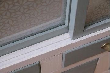 アンティーク家具　モールガラス・当店オリジナルガラス入り　淡い色がおしゃれなペイントキャビネット(収納棚、戸棚)(R-037930)