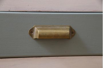 アンティーク家具　モールガラス・当店オリジナルガラス入り　淡い色がおしゃれなペイントキャビネット(収納棚、戸棚)(R-037930)