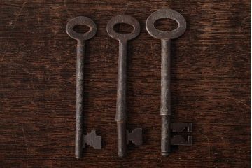 アンティーク雑貨　イギリスアンティーク　味のある風合いが魅力の古いキー3本セット(鍵、カギ)(R-037932)