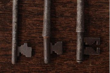アンティーク雑貨　イギリスアンティーク　味のある風合いが魅力の古いキー3本セット(鍵、カギ)(R-037932)