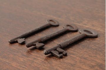 アンティーク雑貨　イギリスアンティーク　味のある風合いが魅力の古いキー3本セット(鍵、カギ)(R-037932)