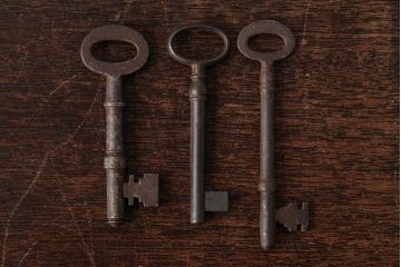 アンティーク雑貨　イギリスアンティーク　味のある風合いが魅力の古いキー3本セット(鍵、カギ)(R-037933)