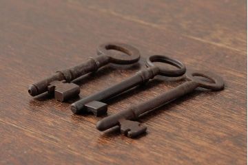 アンティーク雑貨　イギリスアンティーク　味のある風合いが魅力の古いキー3本セット(鍵、カギ)(R-037933)
