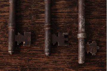 アンティーク雑貨　イギリスアンティーク　味のある風合いが魅力の古いキー3本セット(鍵、カギ)(R-037934)