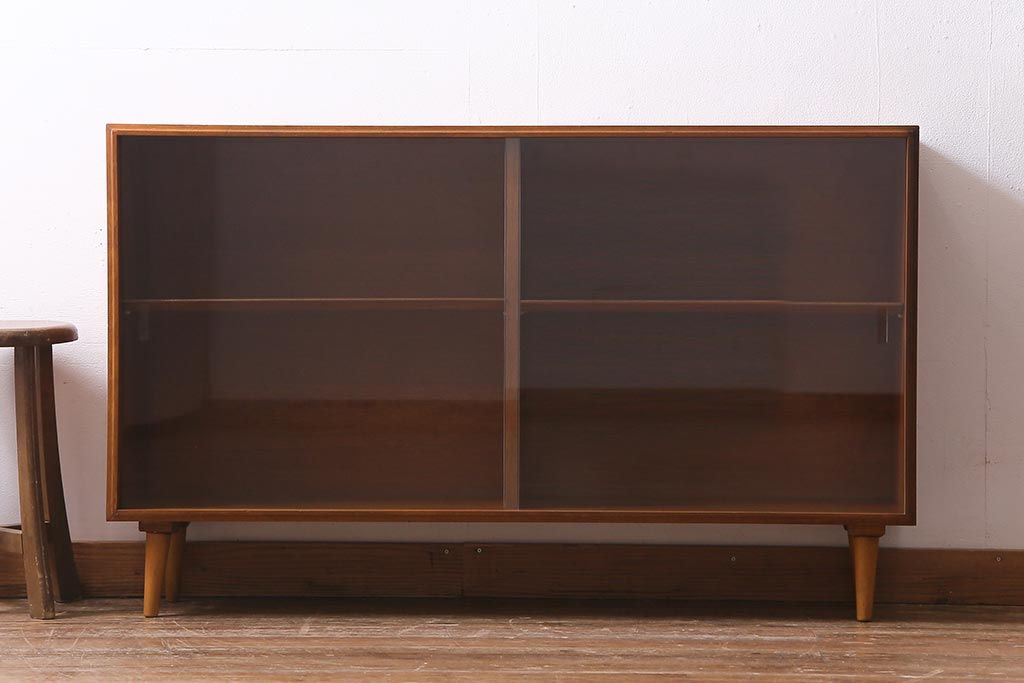 ヴィンテージ家具　北欧ビンテージ　チーク材　すっきりとした佇まいのディスプレイラック(キャビネット、飾り棚)(R-037937)