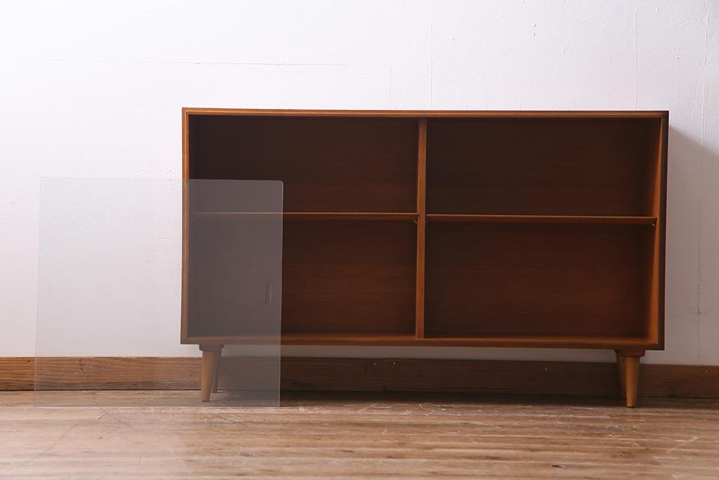 ヴィンテージ家具　北欧ビンテージ　チーク材　すっきりとした佇まいのディスプレイラック(キャビネット、飾り棚)(R-037937)