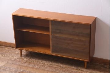 ヴィンテージ家具　北欧ビンテージ　チーク材　すっきりとした佇まいのディスプレイラック(キャビネット、飾り棚)(R-037937)