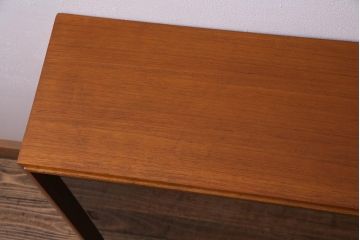 ヴィンテージ家具　北欧ビンテージ　チーク材　すっきりとした佇まいのディスプレイラック(キャビネット、飾り棚)(R-037937)