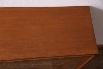 ヴィンテージ家具　北欧ビンテージ　チーク材　すっきりとした佇まいのディスプレイラック(キャビネット、飾り棚)(R-037937)