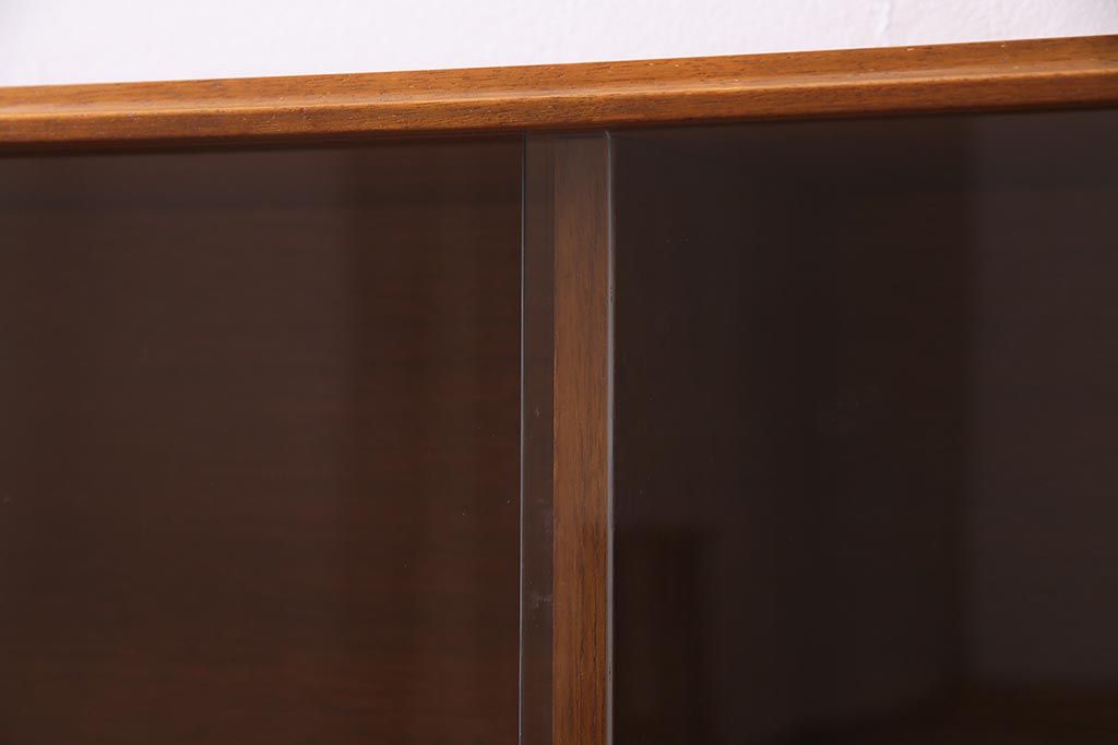 ヴィンテージ家具　北欧ビンテージ　チーク材　すっきりとした佇まいのディスプレイラック(キャビネット、飾り棚)(R-037937)