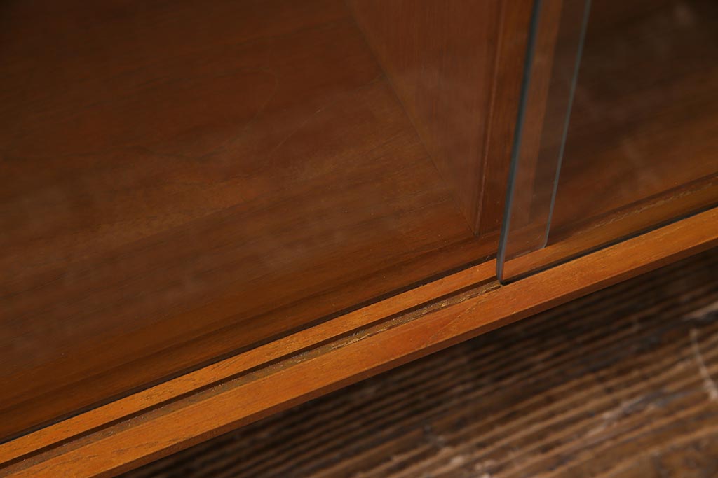 ヴィンテージ家具　北欧ビンテージ　チーク材　すっきりとした佇まいのディスプレイラック(キャビネット、飾り棚)(R-037937)