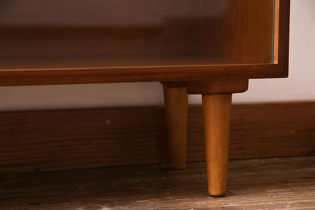 ヴィンテージ家具　北欧ビンテージ　チーク材　すっきりとした佇まいのディスプレイラック(キャビネット、飾り棚)(R-037937)