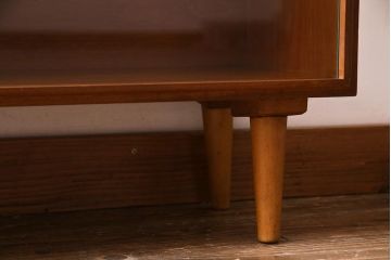 ヴィンテージ家具　北欧ビンテージ　チーク材　すっきりとした佇まいのディスプレイラック(キャビネット、飾り棚)(R-037937)