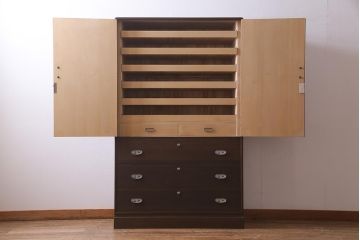 中古　国産　高級品　総桐材　桐紋様金具　しっとりとした佇まいが品のある重ね桐箪笥(和タンス、衣装箪笥、衣装盆付き、桐たんす)(R-037939)