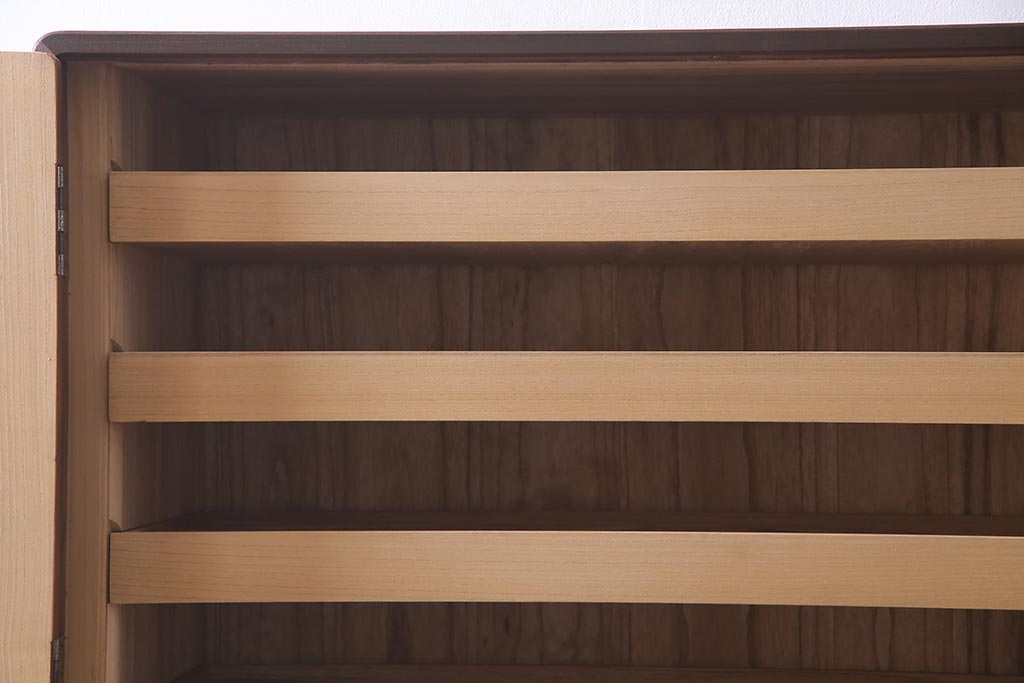 中古　国産　高級品　総桐材　桐紋様金具　しっとりとした佇まいが品のある重ね桐箪笥(和タンス、衣装箪笥、衣装盆付き、桐たんす)(R-037939)