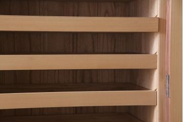 中古　国産　高級品　総桐材　桐紋様金具　しっとりとした佇まいが品のある重ね桐箪笥(和タンス、衣装箪笥、衣装盆付き、桐たんす)(R-037939)