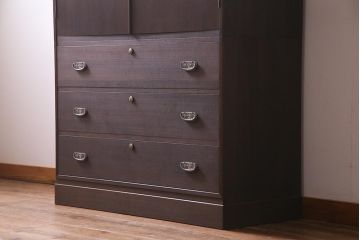 中古　国産　高級品　総桐材　桐紋様金具　しっとりとした佇まいが品のある重ね桐箪笥(和タンス、衣装箪笥、衣装盆付き、桐たんす)(R-037939)