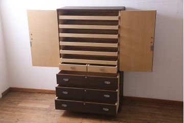 中古　国産　高級品　総桐材　桐紋様金具　しっとりとした佇まいが品のある重ね桐箪笥(和タンス、衣装箪笥、衣装盆付き、桐たんす)(R-037939)