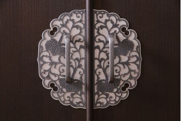 中古　国産　高級品　総桐材　桐紋様金具　しっとりとした佇まいが品のある重ね桐箪笥(和タンス、衣装箪笥、衣装盆付き、桐たんす)(R-037939)