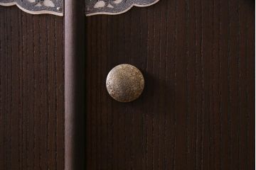 中古　国産　高級品　総桐材　桐紋様金具　しっとりとした佇まいが品のある重ね桐箪笥(和タンス、衣装箪笥、衣装盆付き、桐たんす)(R-037939)