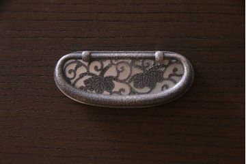 中古　国産　高級品　総桐材　桐紋様金具　しっとりとした佇まいが品のある重ね桐箪笥(和タンス、衣装箪笥、衣装盆付き、桐たんす)(R-037939)