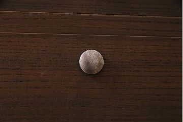 中古　国産　高級品　総桐材　桐紋様金具　しっとりとした佇まいが品のある重ね桐箪笥(和タンス、衣装箪笥、衣装盆付き、桐たんす)(R-037939)