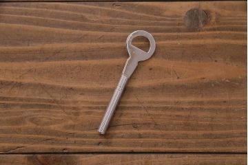 中古　国産　高級品　総桐材　桐紋様金具　しっとりとした佇まいが品のある重ね桐箪笥(和タンス、衣装箪笥、衣装盆付き、桐たんす)(R-037939)