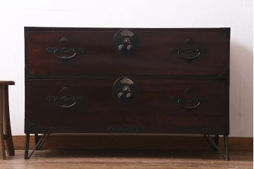 アンティーク家具　昭和初期　前面ケヤキ材　漆塗り　味わい深い佇まいがおしゃれな鉄脚付きローボード(ローチェスト、引き出し、衣装箪笥、テレビ台)(R-037965)