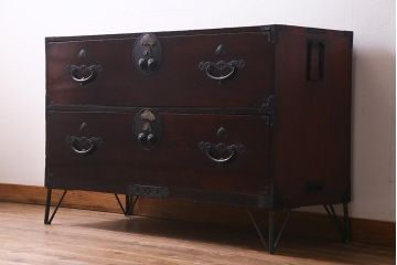 アンティーク家具　昭和初期　前面ケヤキ材　漆塗り　味わい深い佇まいがおしゃれな鉄脚付きローボード(ローチェスト、引き出し、衣装箪笥、テレビ台)(R-037965)