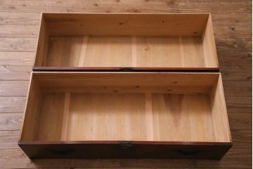 アンティーク家具　昭和初期　前面ケヤキ材　漆塗り　味わい深い佇まいがおしゃれな鉄脚付きローボード(ローチェスト、引き出し、衣装箪笥、テレビ台)(R-037965)