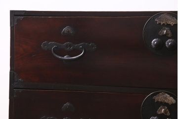 アンティーク家具　昭和初期　前面ケヤキ材　漆塗り　味わい深い佇まいがおしゃれな鉄脚付きローボード(ローチェスト、引き出し、衣装箪笥、テレビ台)(R-037965)