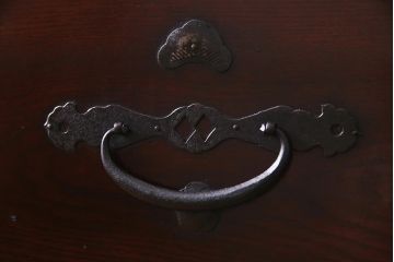 アンティーク家具　昭和初期　前面ケヤキ材　漆塗り　味わい深い佇まいがおしゃれな鉄脚付きローボード(ローチェスト、引き出し、衣装箪笥、テレビ台)(R-037965)